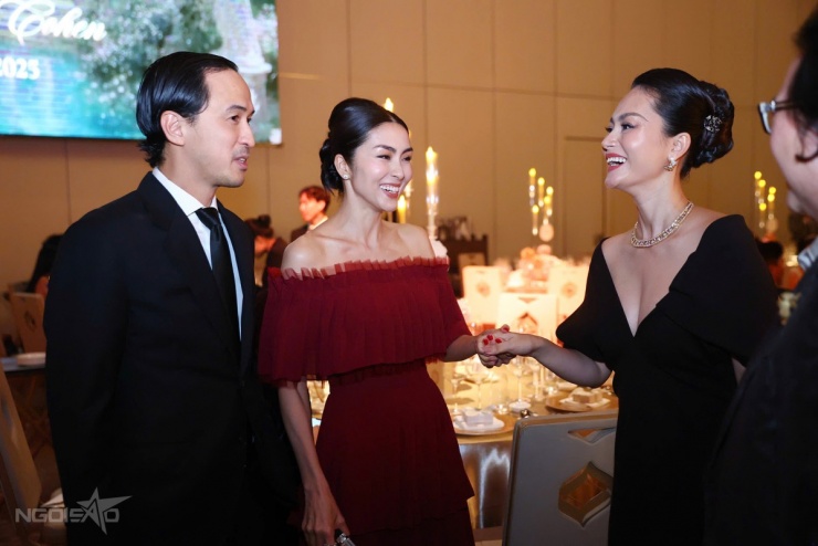 Vợ chồng "ngọc nữ" tươi tắn chào hỏi gia đình diễn viên Đỗ Thị Hải Yến.