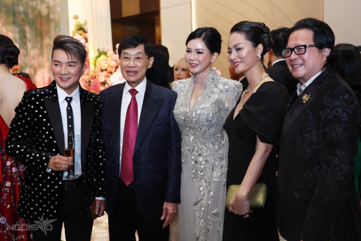 Các khách mời rôm rả giao lưu tại buổi tiệc sang trọng.