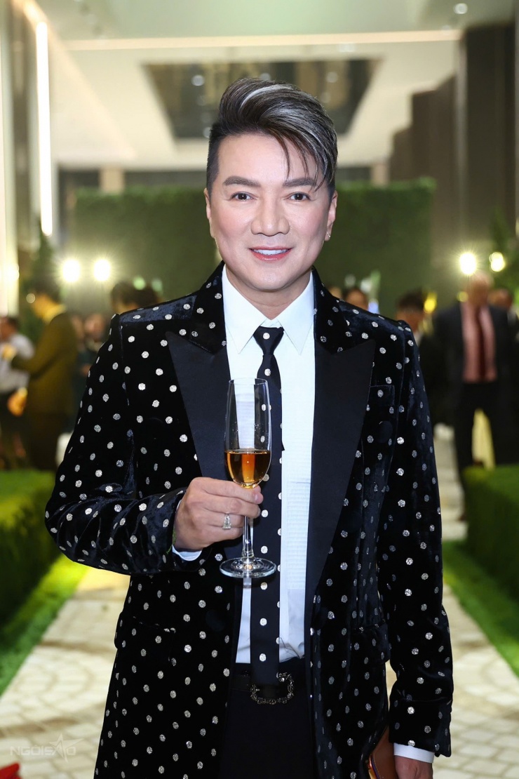 Ca sĩ Đàm Vĩnh Hưng tạo điểm nhấn cho phong cách bằng họa tiết chấm bi.