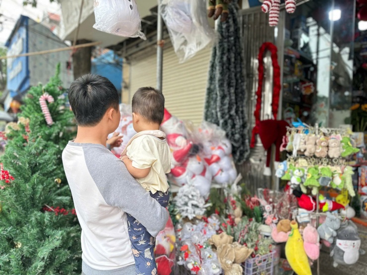 Các mặt hàng trang trí Noel đang được bày bán khắp nơi để phục vụ nhu cầu người tiêu dùng.