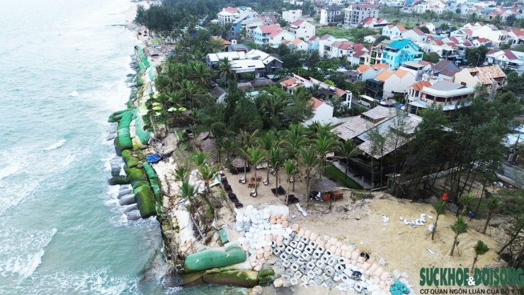 Cận cảnh bờ biển bị sóng dữ xé toạc, đe dọa 'nuốt' hàng loạt công trình - 2