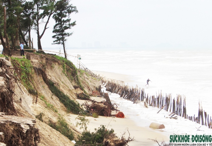 Cận cảnh bờ biển bị sóng dữ xé toạc, đe dọa 'nuốt' hàng loạt công trình - 1