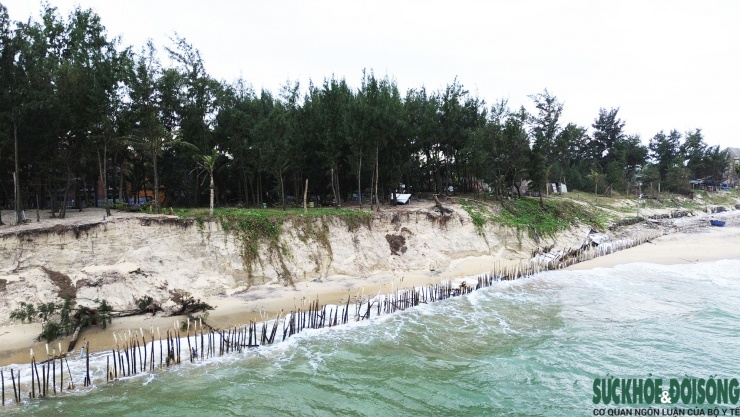 Cận cảnh bờ biển bị sóng dữ xé toạc, đe dọa 'nuốt' hàng loạt công trình - 4