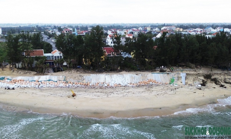 Cận cảnh bờ biển bị sóng dữ xé toạc, đe dọa 'nuốt' hàng loạt công trình - 6