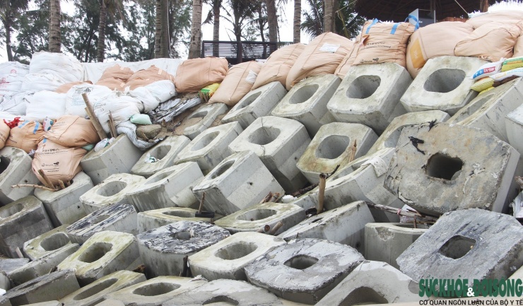 Cận cảnh bờ biển bị sóng dữ xé toạc, đe dọa 'nuốt' hàng loạt công trình - 9