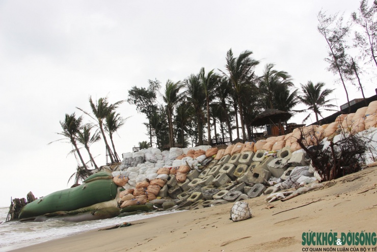 Cận cảnh bờ biển bị sóng dữ xé toạc, đe dọa 'nuốt' hàng loạt công trình - 8