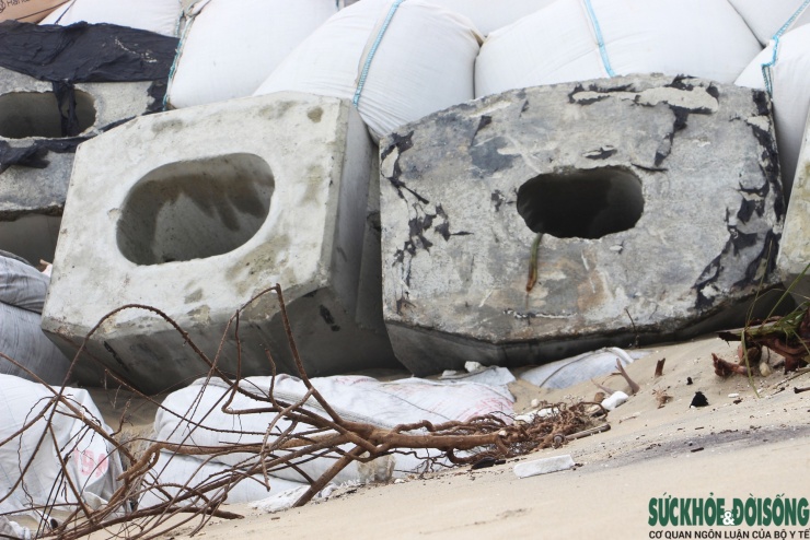 Cận cảnh bờ biển bị sóng dữ xé toạc, đe dọa 'nuốt' hàng loạt công trình - 10