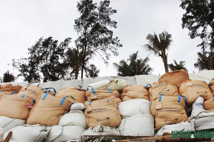 Cận cảnh bờ biển bị sóng dữ xé toạc, đe dọa 'nuốt' hàng loạt công trình - 13