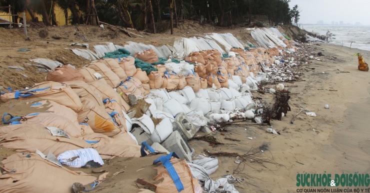 Cận cảnh bờ biển bị sóng dữ xé toạc, đe dọa 'nuốt' hàng loạt công trình - 12