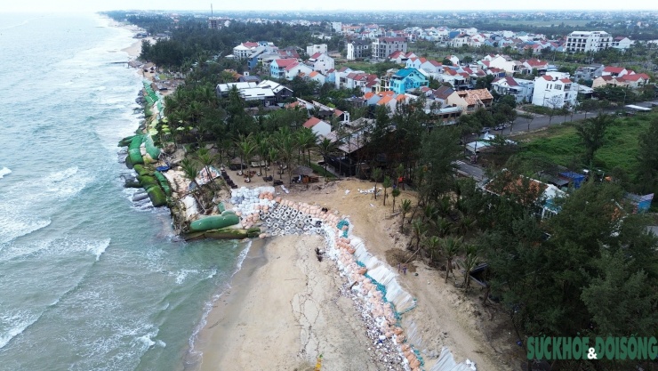 Cận cảnh bờ biển bị sóng dữ xé toạc, đe dọa 'nuốt' hàng loạt công trình - 14