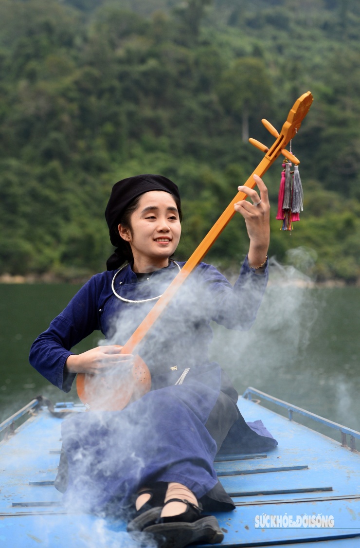 Rừng cổ thụ &#39;khoác áo mới&#39; bên hồ nước ngọt đẹp nhất thế giới - 11