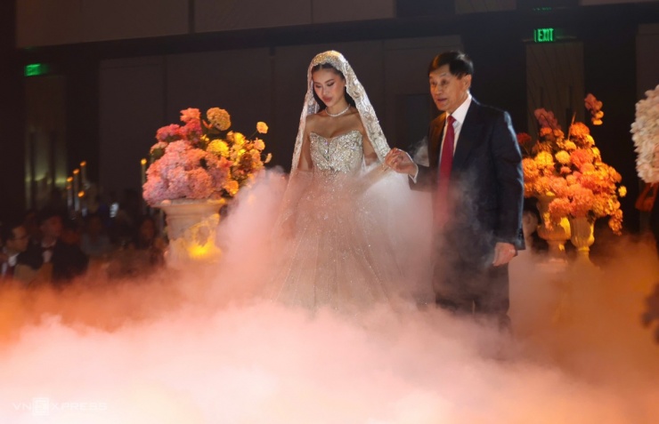 Sự kiện bắt đầu lúc 19h15 trong trung tâm hội nghị cao cấp ở TP HCM. Doanh nhân Johnathan Hạnh Nguyễn nắm tay con gái lên lễ đường. Tiên Nguyễn, 28 tuổi, tên thật Nguyễn Thảo Tiên, là con đầu lòng của cựu diễn viên Lê Hồng Thủy Tiên và ông Johnathan Hạnh Nguyễn.