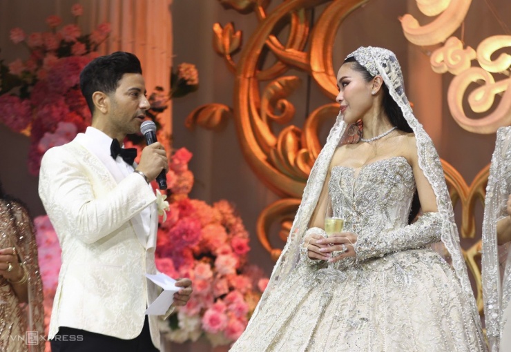 Nghi thức làm lễ của cô dâu chú rễ diễn ra ngắn gọn trong vòng 15 phút. Chú rể nói lời cảm ơn hai bên gia đình và nhắn nhủ Tiên Nguyễn: "Cảm ơn em vì đã giúp anh trở thành một người đàn ông mạnh mẽ và tốt hơn. Chúng ta đã cùng nhau vượt qua thử thách, học được điều quý giá trong từng khoảnh khắc. Sau 5 năm, chúng ta đứng tại đây, bền chặt hơn bao giờ hết".