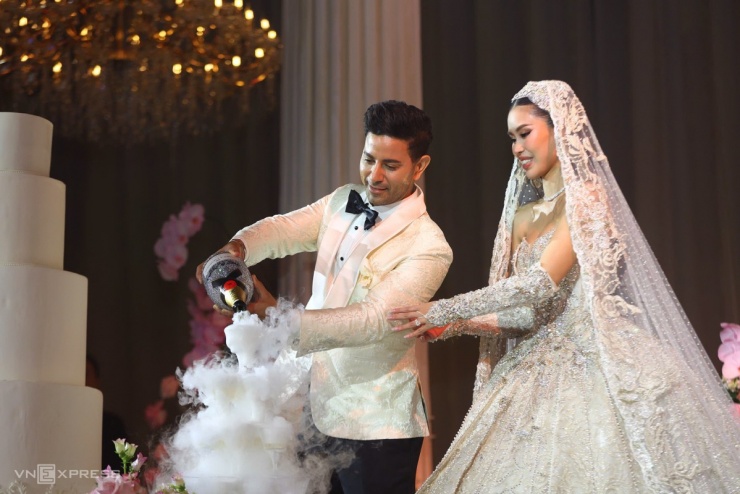 Cả hai rót rượu mời gia đình hai bên.