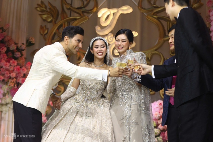 Chú rể cảm ơn bố mẹ vợ đã nuôi dưỡng Tiên Nguyễn thành cô gái xinh đẹp từ trong tâm hồn lẫn vẻ ngoài và mẹ ruột của anh đã nuôi ba anh em anh khôn lớn trong tình yêu vô bờ bến. Anh thuộc thế hệ 8x, hiện làm việc trong ngành quảng cáo. Cả hai yêu nhau nhiều năm nhưng kín tiếng trước công chúng.