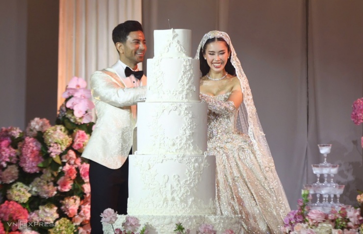 Đôi uyên ương thực hiện các nghi thức truyền thống.