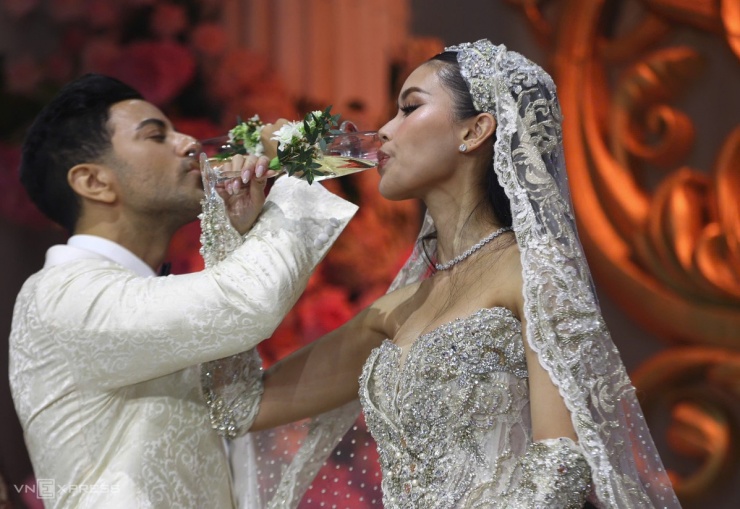 Cả hai uống rượu giao bôi để kết thúc phần lễ, tiến đến phần tiệc cùng khách mời.