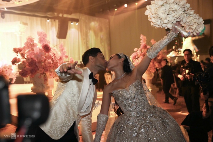 Họ trao nhau nụ hôn dưới sự cổ vũ nhiệt tình của mọi người.