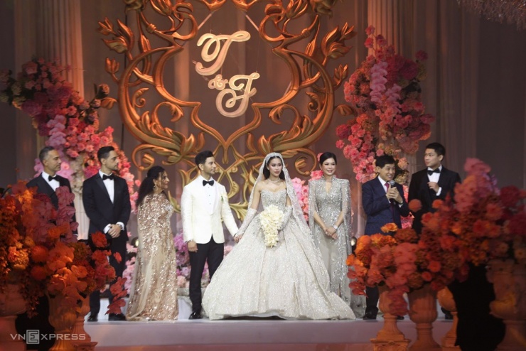 Gia đình nhà trai và nhà gái (phải). Mẹ và các anh trai của chú rể hiện sống ở Canada, sang Việt Nam dự tiệc cưới.