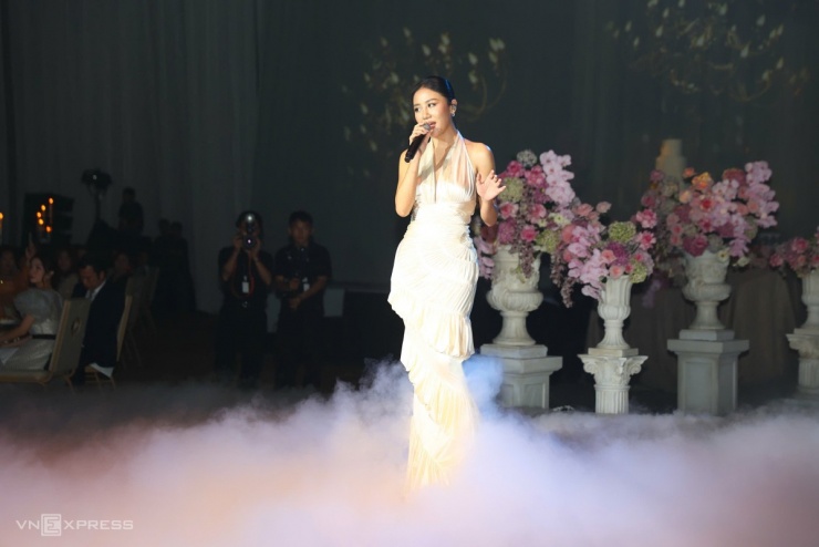 Ca sĩ Văn Mai Hương hát Một ngày hay trăm năm (Hứa Kim Tuyền) mở đầu buổi lễ.