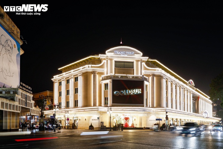 Cận kề Giáng sinh, nhiều trung tâm thương mại lớn ở Hà Nội lung linh với cây thông và tiểu cảnh lộng lẫy, hút mọi ánh nhìn.