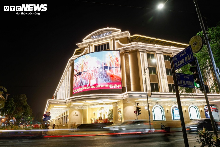 Trung tâm thương mại Tràng Tiền Plaza được trang trí từ sớm, đậm sắc màu Noel rực rỡ.