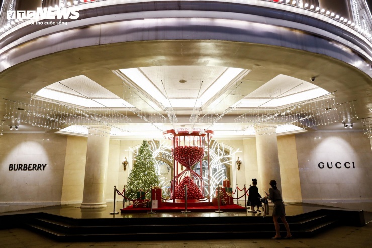 Trung tâm thương mại Hà Nội trang trí Giáng sinh bắt mắt, hút khách tham quan - 3