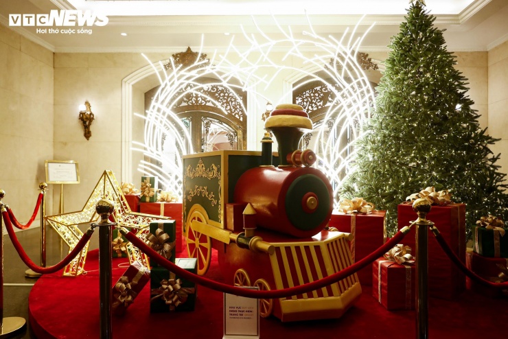 Các lối ra vào khác cũng được trang trí công phu, rực rỡ sắc màu, chờ đón lễ hội Giáng sinh 2025 và chào năm mới 2026.