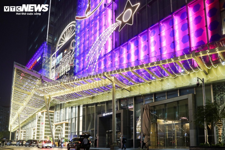 Trung tâm thương mại Hà Nội trang trí Giáng sinh bắt mắt, hút khách tham quan - 9