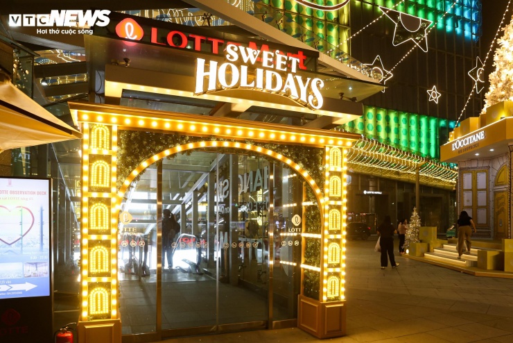 Khu vực cổng vào và các tầng của trung tâm thương mại cũng được trang trí lung linh, thu hút đông đảo người đến tham quan, mua sắm.