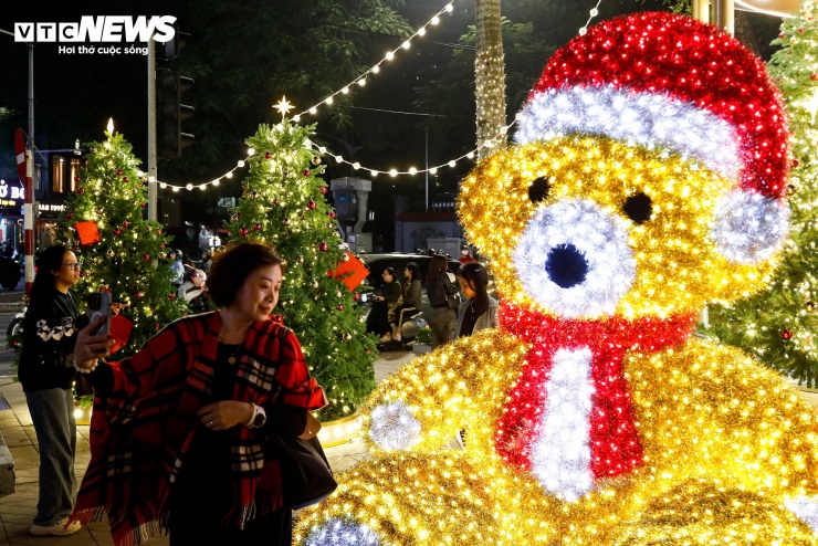 Mô hình gấu bông Noel được tạo từ hàng nghìn bóng đèn cũng thu hút đông đảo người dân đến chụp ảnh.