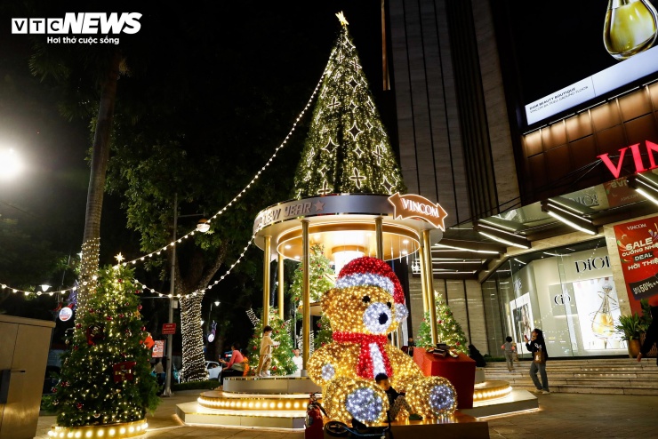 Trung tâm thương mại Hà Nội trang trí Giáng sinh bắt mắt, hút khách tham quan - 16