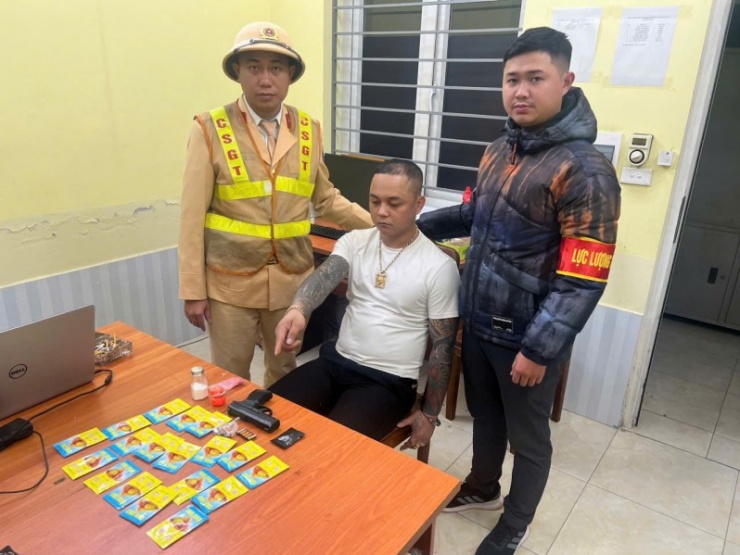 Đối tượng&nbsp;Nguyễn Văn Dậu cùng tang vật.