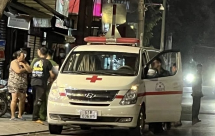 Nạn nhân được chuyển vào bệnh viện khám nghiệm tử thi xác định nguyên nhân tử vong.