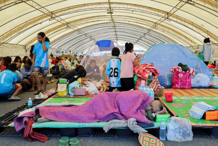 Người dân nghỉ ngơi tại một nơi trú ẩn, sau các cuộc đụng độ quân sự mới giữa Thái Lan và Campuchia dọc theo một số khu vực biên giới tranh chấp, tại tỉnh Buriram, Thái Lan, ngày 8/12/2025. Ảnh: Reuters.