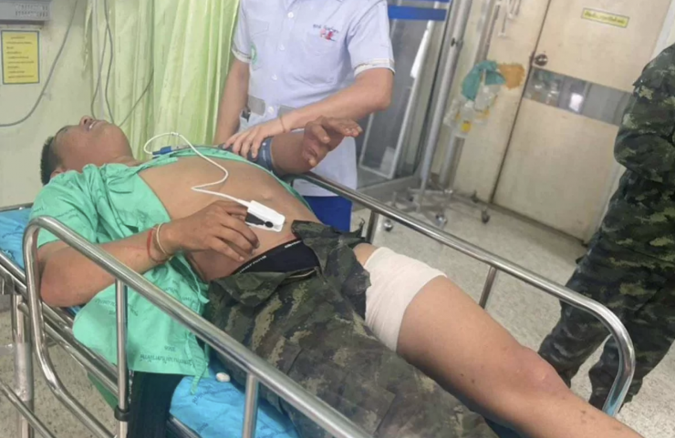 Một binh sĩ Thái Lan được điều trị sau khi bị thương tại tỉnh Si Sa Ket vào chiều 7-12. Ảnh: Quân đội Thái Lan
