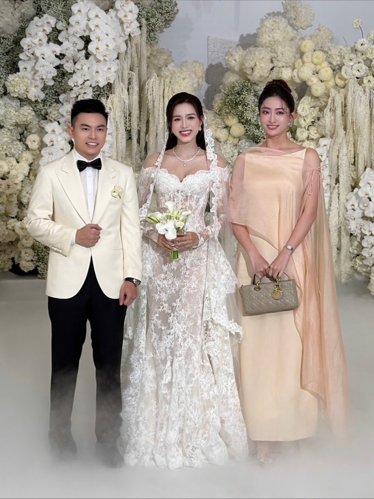 Đây không phải lần đầu tiên Lương Thùy Linh bị chê trang phục đi ăn cưới. Trước đó hôm 9/11, hoa hậu cũng bị nhận xét chọn bộ đầm "giấu sạch vóc dáng" trong đám cưới hoa hậu Đỗ Thị Hà.