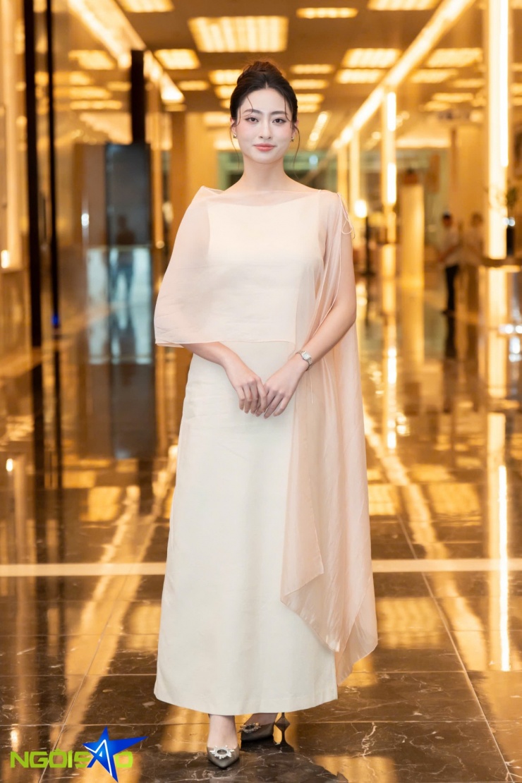 Lương Thùy Linh bị chê trang phục đi ăn cưới - 5