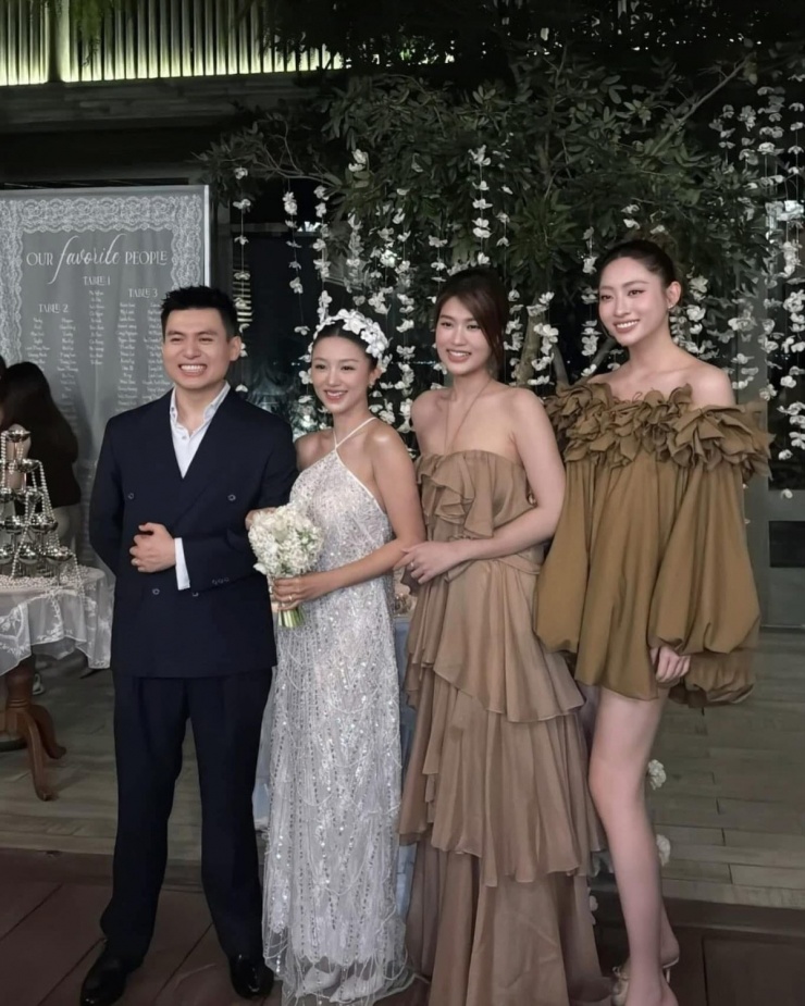 Ở đám cưới hot girl Salim hồi tháng 3, Lương Thùy Linh mặc đầm trễ vai phù hợp không gian tiệc ở biển. Tuy nhiên thiết kế dáng bí suông rộng cũng khiến cô bị giấu đường cong.