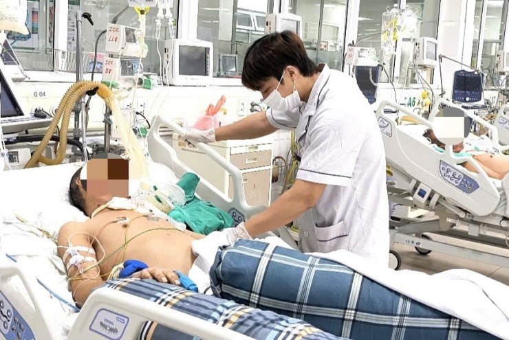 Người đàn ông trẻ suy đa tạng vì nhiễm vi khuẩn ăn mòn cơ thể