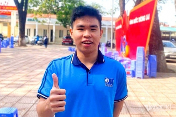 Nguyễn Lê Duy (học sinh lớp 12A6 Trường THPT Nguyễn Thị Minh Khai, Hà Nội) gây ấn tượng khi đạt được mức điểm bài thi SAT tuyệt đối 1600/1600. Ảnh: NVCC