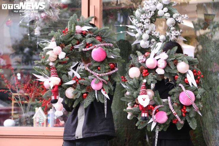 Vòng nguyệt quế trang trí bằng thông tươi với giá 3 triệu đồng cũng được nhiều khách hàng ưa chuộng.
