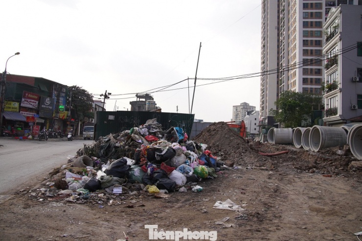 Ghi nhận ngày 8/12, tại dự án đường Vành đai 2,5 (phường Định Công, Hà Nội), khu vực này ngổn ngang vật liệu, rác thải tập kết ngay tại công trường