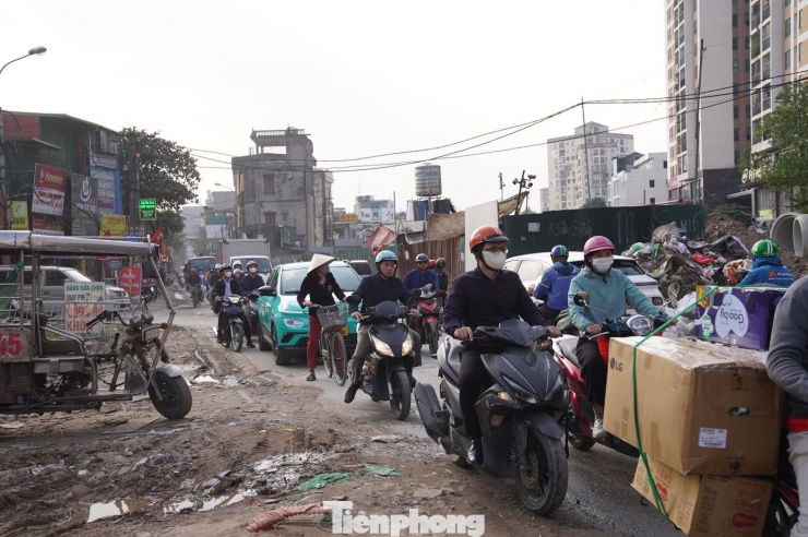 Nghiên cứu của nhiều tổ chức chỉ ra nguyên nhân hoạt động của các phương tiện giao thông (chiếm khoảng 60%), sản xuất công nghiệp, xây dựng (hơn 20%)...