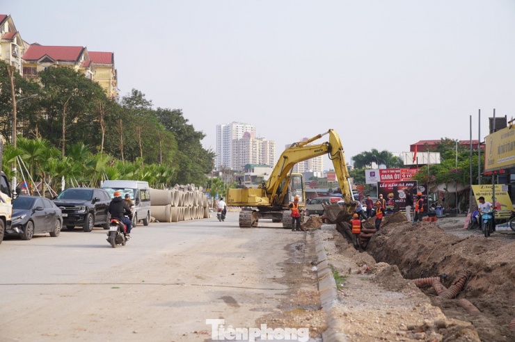 Vật liệu xây dựng ngổn ngang trong quá trình thi công khiến bụi bặm bay lên từng lớp như màn sương mỏng mỗi khi phương tiện đi qua