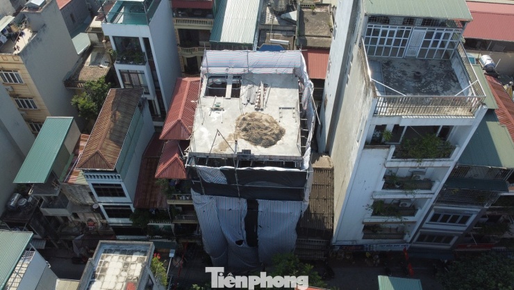 Các công trình xây dựng riêng lẻ đang khẩn trương thi công, hoàn thiện trước Tết Nguyên đán. Công trình 108 Bạch Đằng, phường Hồng Hà tập kết vật liệu không che chắn cả trên và dưới công trình