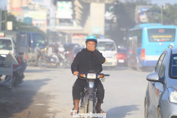 Khu vực công trường Vành đai 4 cắt qua Quốc lộ 6 (phường Yên Nghĩa) ghi nhận tình trạng ô nhiễm nặng nề