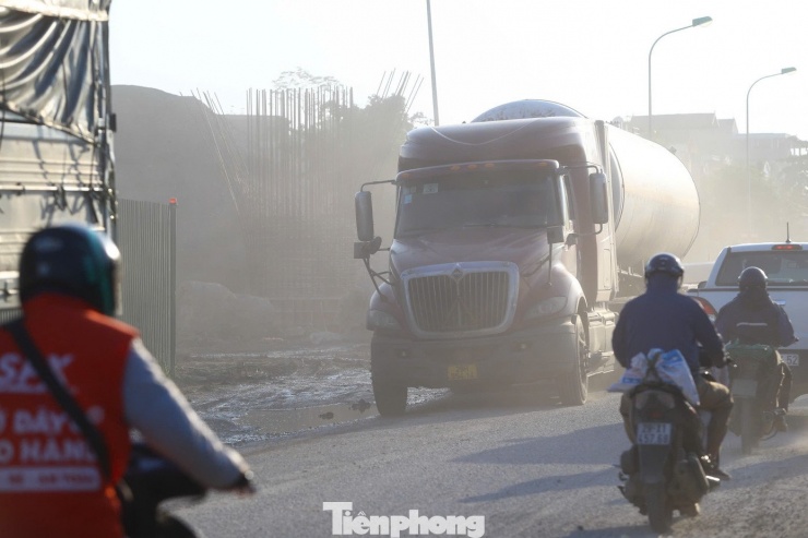 Khi trời mưa, đường trở nên lầy lội, bùn từ khu vực công trường tràn ra lòng đường. Khi trời nắng thì cả đoạn đường như chìm trong sương mù, bụi bẩn.
