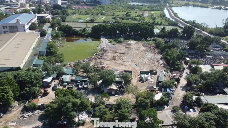 Cùng với đó các hoạt động đổ thải, đốt rác diễn ra thiếu kiểm soát cũng làm tình trạng ô nhiễm thêm trầm trọng. Bà Lê Thanh Thủy, Phó trưởng Phòng Quản lý môi trường (Sở Nông nghiệp và Môi trường Hà Nội) cho biết, nồng độ bụi mịn PM2.5 tại Hà Nội luôn ở mức cao và biến động mạnh, đặc biệt là trong các tháng mùa đông.