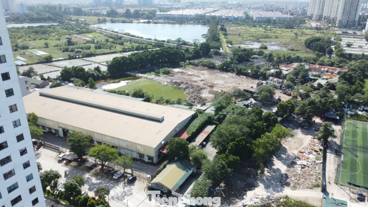 Nguyên nhân một phần đến từ mật độ phương tiện giao thông dày đặc và nhiều công trình xây dựng diễn ra đồng thời. Bà Thủy cũng nhấn mạnh, vào cuối năm, tình trạng ô nhiễm trở nên trầm trọng hơn do các hoạt động chỉnh trang đô thị diễn ra liên tục, kèm theo ùn tắc giao thông, tăng cường vận chuyển vật liệu xây dựng, cùng các hoạt động đốt rác, đốt phụ phẩm nông nghiệp...